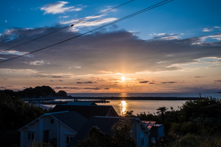 潮美荘から見える夕陽(サンセット)｜猫島で有名な「田代島」と潮美荘がある「網地島」を巡る離島の旅